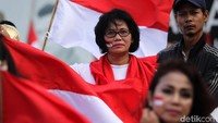 Mereka hadir ke Taman Aspirasi dengan mengenakan atribut merah putih.