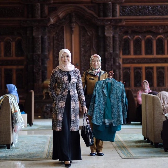 Istri Bima Arya ini memiliki gaya hijab yang khas di kesehariannya. Hijab segi empat yang dipakai sederhana tak pernah ia ubah dari dulu hingga sekarang. Foto: Instagram/Yane_Ardian