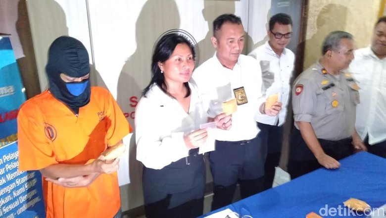 Polres Jaksel Tangkap Pengedar Sabu dengan Modus Tempel di Tiang Listrik Polres Jaksel Tangkap Pengedar Sabu dengan Modus Tempel di Tiang Listrik