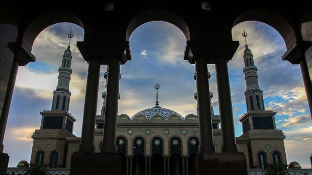Masjid Islamic Center Samarinda Pengunjung beraktivitas di halaman Masjid Islamic Center Samarinda di Kota Samarinda, Kalimantan Timur, Sabtu (9/3/2019). Masjid yang memiliki tujuh menara ini merupakan masjid termegah dan terbesar di Asia Tenggara setelah masjid Istiqlal. ANTARA FOTO/Rony Muharrman/hp.