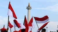 Massa mengibarkan bendera Merah Putih.