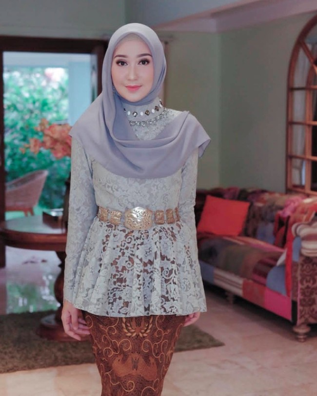 Jika ingin terlihat spesial, kamu bisa menambahkan belt etnik seperti gaya Dian Pelangi ini Foto: Instagram/Dianpelangi