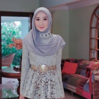 Jika ingin terlihat spesial, kamu bisa menambahkan belt etnik seperti gaya Dian Pelangi ini Foto: Instagram/Dianpelangi