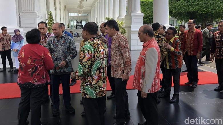 Viktor Laiskodat dan Sejumlah Kepala Daerah Sambangi Istana Viktor Laiskodat dan Sejumlah Kepala Daerah Sambangi Istana