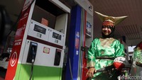 Sejumlah petugas wanita di SPBU Pertamina-3414210 yang berlokasi di kelapa Gading, Jakarta, mengenakan pakaian adat untuk memperingati Hari Kartini, Senin (22/4/2019).