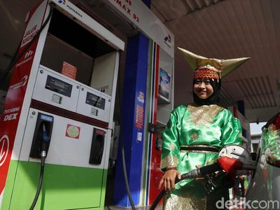 Petugas SPBU di Kelapa Gading Pakai Baju Adat Rayakan Hari Kartini
