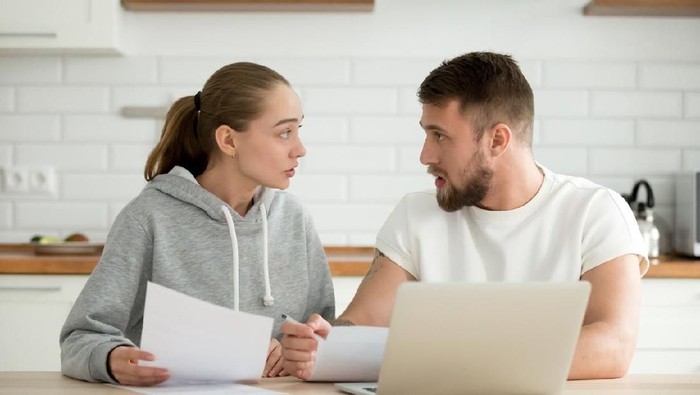 Ilustrasi pasangan bertengkar Young unhappy couple arguing about money bills documents at home kitchen, family disputing disagreeing on budget expenses, man and woman quarreling having financial problem with papers and laptop