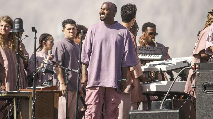 Kanye West Nyanyikan Lagu Baru di Panggung Sunday Service Coachella Kanye West Nyanyikan Lagu Baru di Panggung Sunday Service Coachella