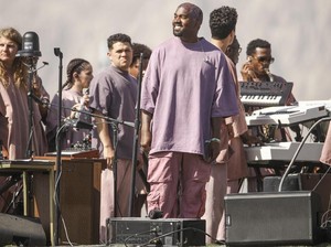 Kanye West Nyanyikan Lagu Baru di Panggung Sunday Service Coachella
