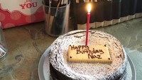 Yeay! Nazanin mendapat kejutan kue ulang tahun nih. Ada inisial nama Naz yang ditulis di atas cookies. Foto: Instagram nazaninboniadi