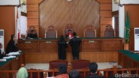 KPK meminta majelis hakim menunda persidangan melalui surat yang dikirim ke PN Jaksel.