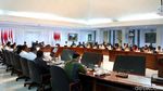 Senyum Jokowi Saat Pimpin Rapat Terbatas Bareng Menteri