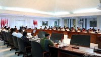 Untuk mengatasi ketidakpastian dunia bagi ekonomi tanah air, Jokowi bilang, strategi melawan ketidakpastian tersebut melalui peningkatan investasi dan ekspor.
