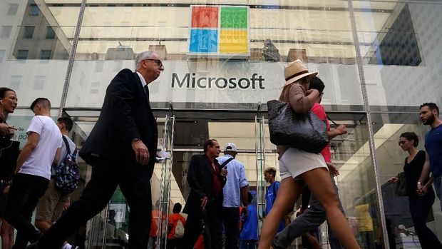 FILE PHOTO: A Microsoft store is pictured in New York City, New York, U.S., August 21, 2018. REUTERS/Carlo Allegri/File Photo  GLOBAL BUSINESS WEEK AHEAD