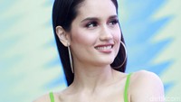 Senyum manisnya membuat pria jatuh hati. Pool/Palevi S/detikFoto.