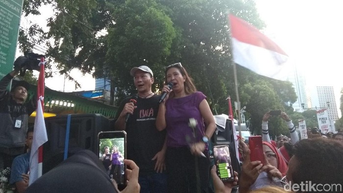 Dukung KPU, Iwa K hingga Tokoh Lintas Agama Beri Bunga Mawar
