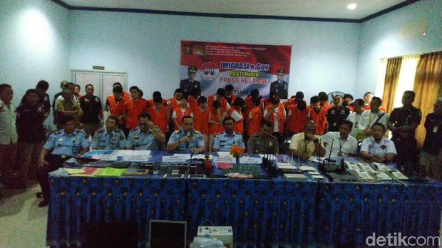 Gerombolan WNA Taiwan buronan interpol dibekuk di Semarang.