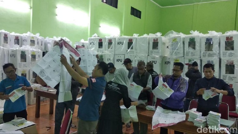 Coblos Ulang 3 TPS di Malang Digelar 25 April Coblos Ulang 3 TPS di Malang Digelar 25 April