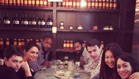 Dari foto ini Nazanin mengungkap kalau ia penggemar dessert. Lihat saja tuh hamparan dessert enak yang ada di hadapannya hihi. Foto: Instagram nazaninboniadi