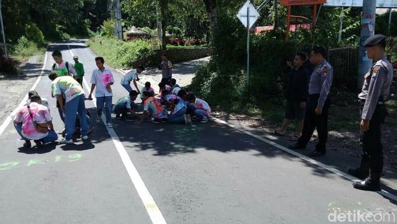 Corat-coret Jalan, Siswa SMA yang Rayakan Kelulusan Dihukum Ngepel Aspal Corat-coret Jalan, Siswa SMA yang Rayakan Kelulusan Dihukum Ngepel Aspal