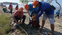 Para pemerhati lingkungan memungut sampah pantai dalam rangkaian memperingati Hari Bumi 2019 di Pantai Mertasari, Denpasar, Bali, Senin (22/4/2019). Kegiatan yang diselenggarakan Balai Riset dan Observasi Laut Kementerian Kelautan dan Perikanan bekerja sama dengan Pemkot Denpasar tersebut untuk menjaga kelestarian bumi dari ancaman sampah plastik. Foto: ANTARA FOTO/Nyoman Hendra Wibowo.