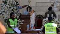 Salah satu patung yang berada di Gereja St. Sebastian di Negombo, menjadi saksi bisu dahsyatnya ledakan bom yang mengguncang Sri Lanka. Athit Perawongmetha/Reuters.