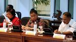Senyum Jokowi Saat Pimpin Rapat Terbatas Bareng Menteri