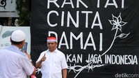 Seorang peserta aksi berfoto.