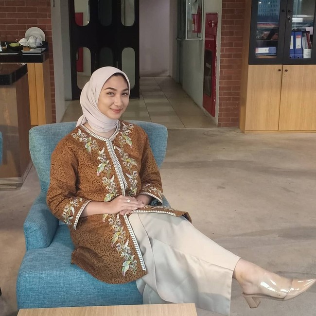 Blouse dengan motif batik juga bisa kamu pilih untuk tampil formal dan etnik. Atasan atau blazer berpotongan oversized lebih disarankan agar terlihat lebih kekinian. Foto: Instagram/veldalenade