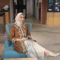 Blouse dengan motif batik juga bisa kamu pilih untuk tampil formal dan etnik. Atasan atau blazer berpotongan oversized lebih disarankan agar terlihat lebih kekinian. Foto: Instagram/veldalenade