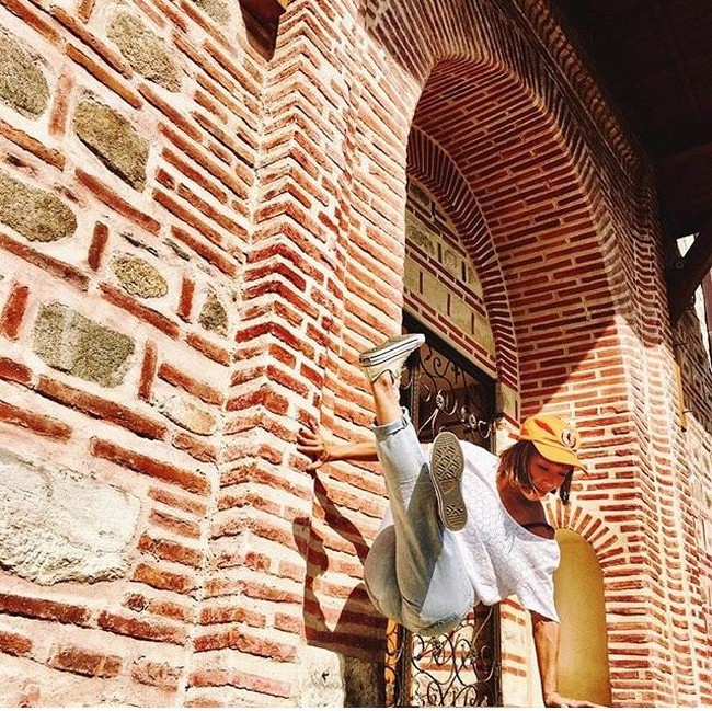 Jiwa kompetitifnya di panggung tari ini adalah perubahan besar dari kepribadiannya yang lemah lembut sebagai tenaga pendidik. “Aku sangat pemalu. Orangtuaku juga sangat terkejut aku menari. Semua temanku juga yang melihat berkata padaku wow dia bisa breakdance, kata Ayumi kepada Stance. Foto: Instagram/@ayumi_bodycarnival