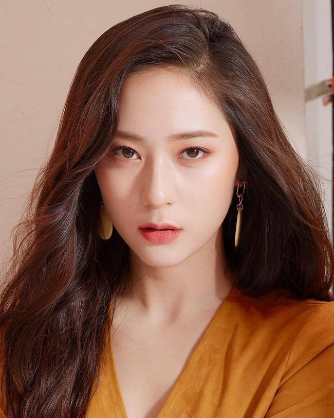 Krystal sering dibilang sebagai salah satu idol Korea dengan kecantikan paling mempesona. Tak heran jika ia sering muncul dalam drama dan iklan. Foto: Instagram @krystaljung102429