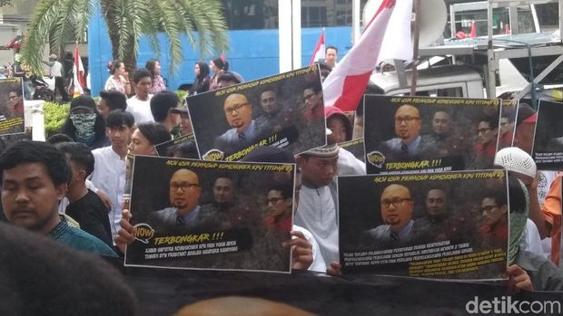 Massa Demo KPU soal Hubungan Keluarga Komisioner-Tim BPN