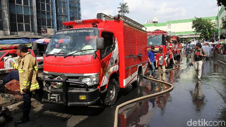 Ditinggal Sopir ke Toilet, Mobil Damkar di Pos Sunter Hilang