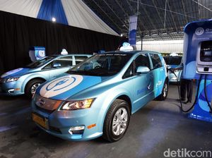 Blue Bird Terbuka Pakai Taksi Listrik Merek Lain