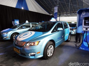 Blue Bird Terbuka Pakai Taksi Listrik Merek Lain