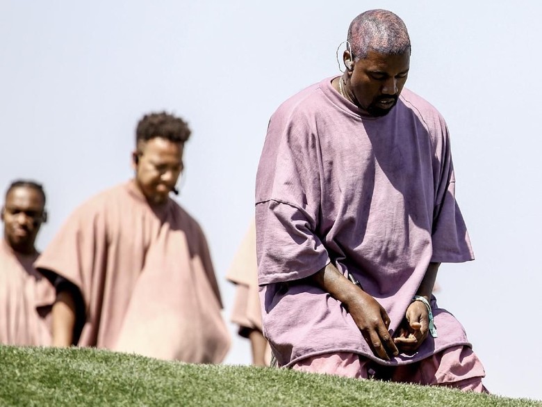 Kanye West mengaku baru menjadi kristiani. Foto: Rich Fury/Getty Images for Coachella Kanye West mengaku baru menjadi kristiani. Foto: Rich Fury/Getty Images for Coachella