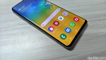 Baterai Galaxy S10+ ini 4.100 mAh yang dibekali fitur fast charging. Foto: Adi Fida Rahman/detikINET