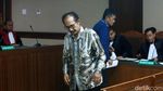 Ekspresi 2 Hakim PN Jaksel Didakwa Terima Suap Kasus Dagang Perkara
