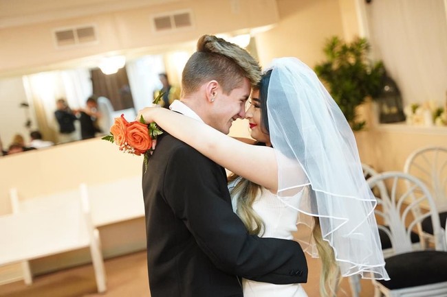 Dalam video berjudul We Are Expecting, Danielle dan Mikey tampil meyakinkan seperti benar-benar sedang menantikan kelahiran anak. Pasangan yang telah satu tahun berpacaran itu memamerkan hasil USG hingga menggelar pesta untuk mengungkap jenis kelamin jabang bayi. Foto: Instagram