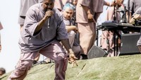 Kanye West melakukan Sunday Service di hamparan padang rumput di sana. Rich Fury/Getty Images for Coachella