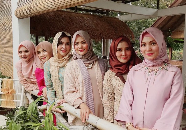 Dibanding Iis Dahlia mah geulisan teteh atuh (Dibanding Iis Dahlia mah lebih cantik teteh dong), tulis akun Instagram bernama Ida Hardiyati. Foto: Instagram/Yane_Ardian