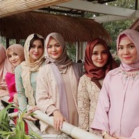 Dibanding Iis Dahlia mah geulisan teteh atuh (Dibanding Iis Dahlia mah lebih cantik teteh dong), tulis akun Instagram bernama Ida Hardiyati. Foto: Instagram/Yane_Ardian