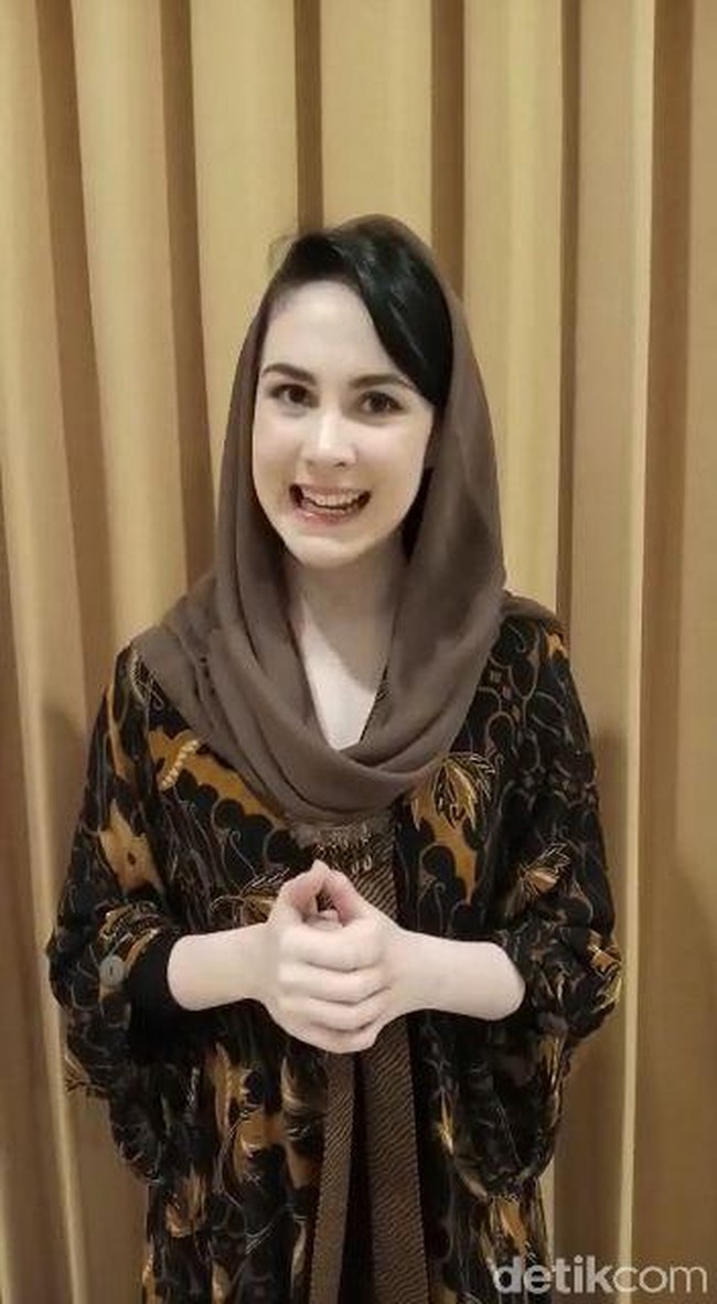 Arumi Bachsin merupakan salah satu artis yang juga memiliki darah blasteran dari kedua orangtuanya. Ibu Arumi memiliki darah keturunan Belanda-Jerman, sedangkan ayahnya merupakan orang Bengkulu-Palembang. Foto: tangkapan layar