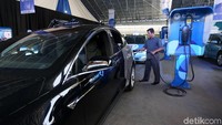Petugas tengah mengisi baterai Silverbird, Tesla Model X 75D A/T.