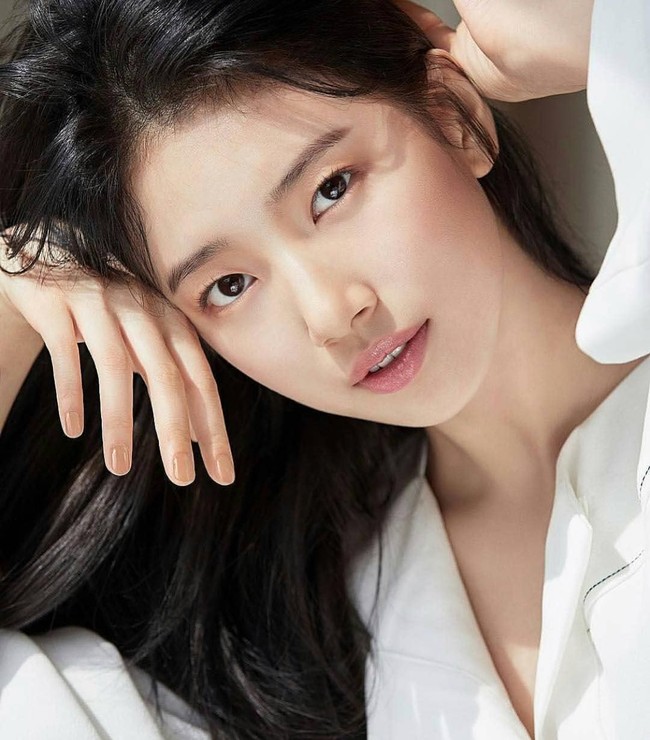 Berbicara mengenai artis tercantik Asia tak lengkap rasanya jika tidak memasukkan Bae Suzy. Aktris sekaligus penyanyi asal Korea tersebut dikenal dengan sebutan Cinta Pertama Bangsa karena pesonanya. Foto: Instagram @skuukzky