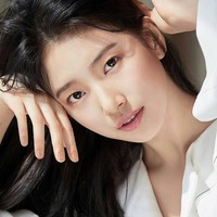 Berbicara mengenai artis tercantik Asia tak lengkap rasanya jika tidak memasukkan Bae Suzy. Aktris sekaligus penyanyi asal Korea tersebut dikenal dengan sebutan Cinta Pertama Bangsa karena pesonanya. Foto: Instagram @skuukzky