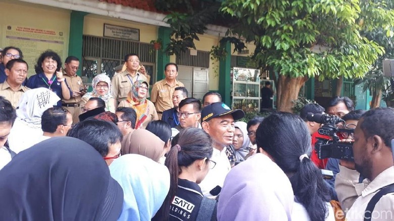 Datangi 2 SMP di Jakarta, Mendikbud: UNBK Sesuai Standar Datangi 2 SMP di Jakarta, Mendikbud: UNBK Sesuai Standar