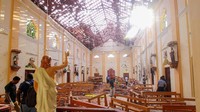 Salah satu gereja rusak akibat ledakan bom di Sri Lanka. Stringer via Reuters.