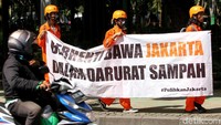 Mereka membawa spanduk dan berkeliling dari kawasan Balai Kota hingga Istana Merdeka.